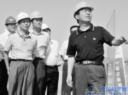 他和团队完成设计 全国七成以上高铁线路