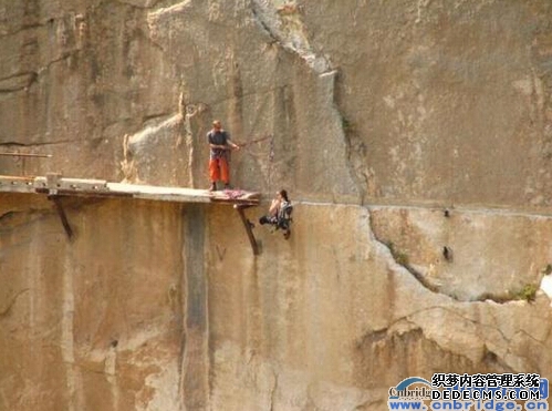 _西班牙悬崖小镇_悬崖上的王国