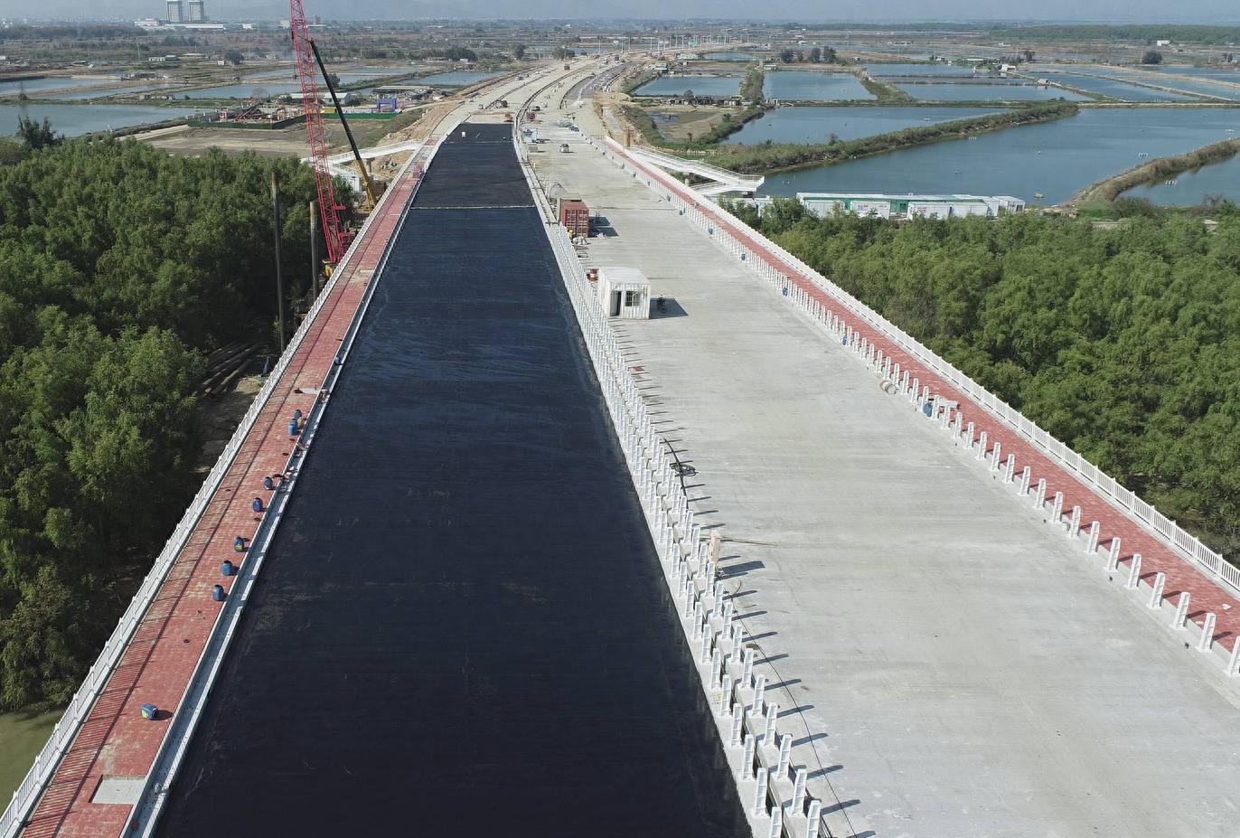 桥梁地袱、栏杆护栏、路缘石、人/车行道