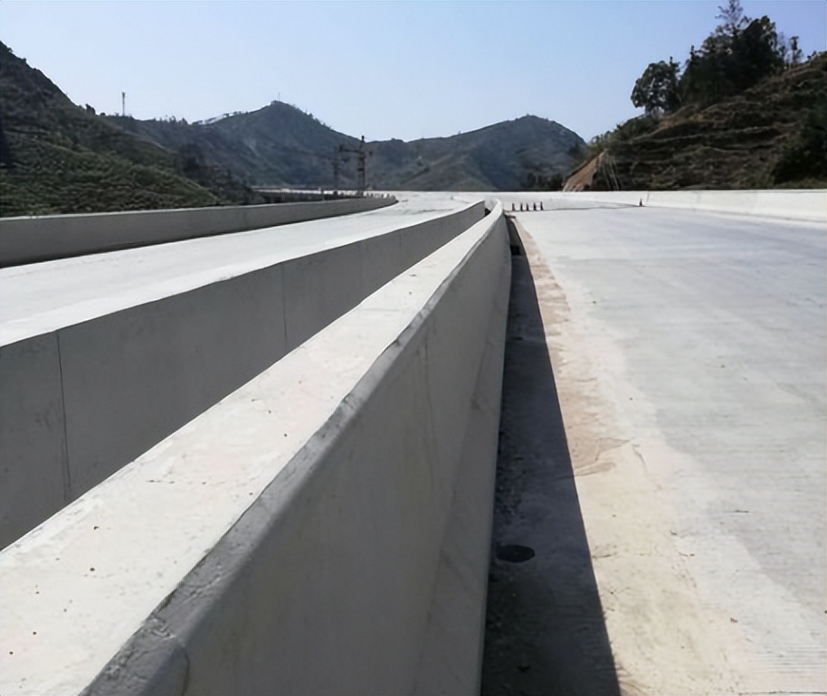 桥梁上部结构施工_桥梁防撞墩_栏杆和护栏施工流程