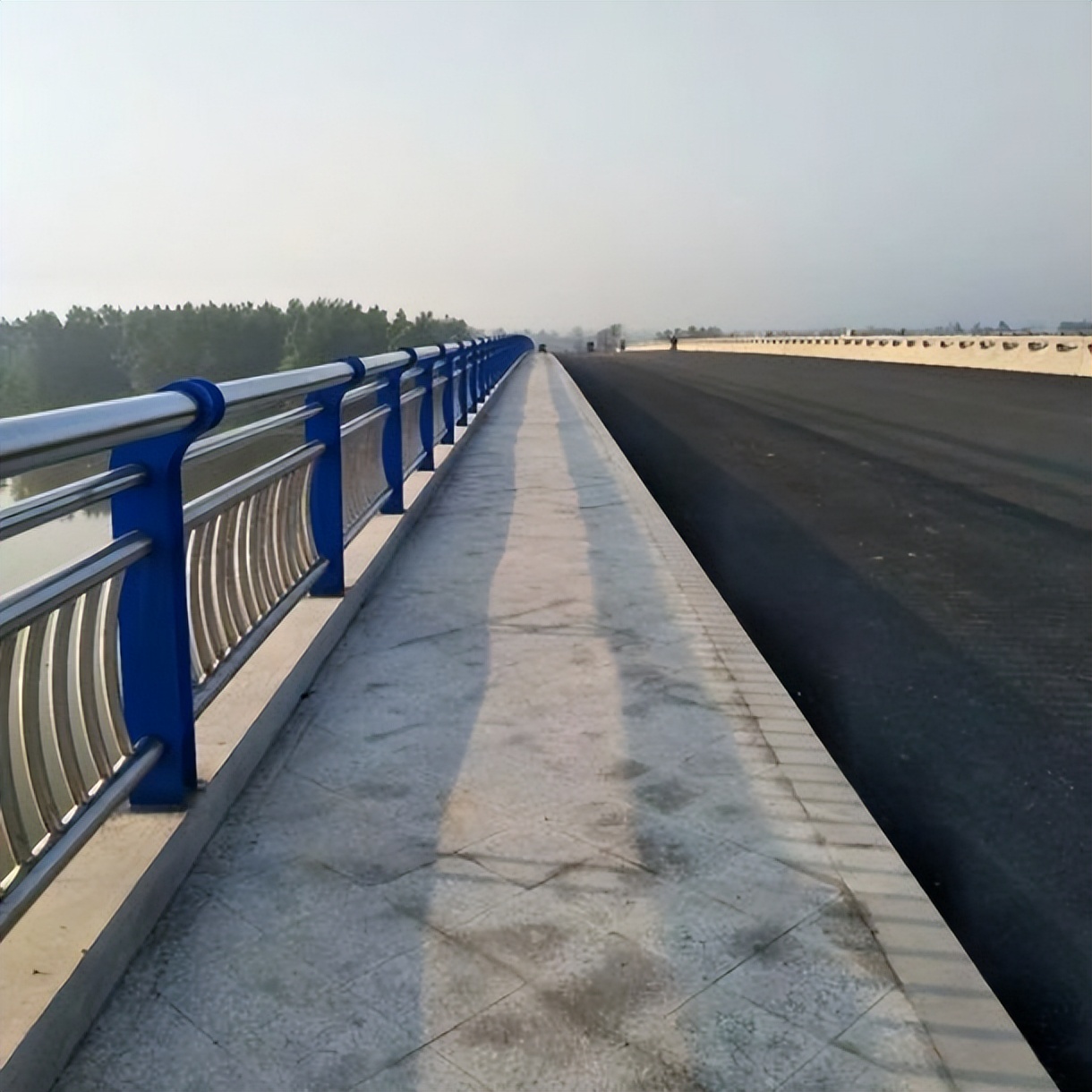 桥梁防撞墩_栏杆和护栏施工流程_桥梁上部结构施工