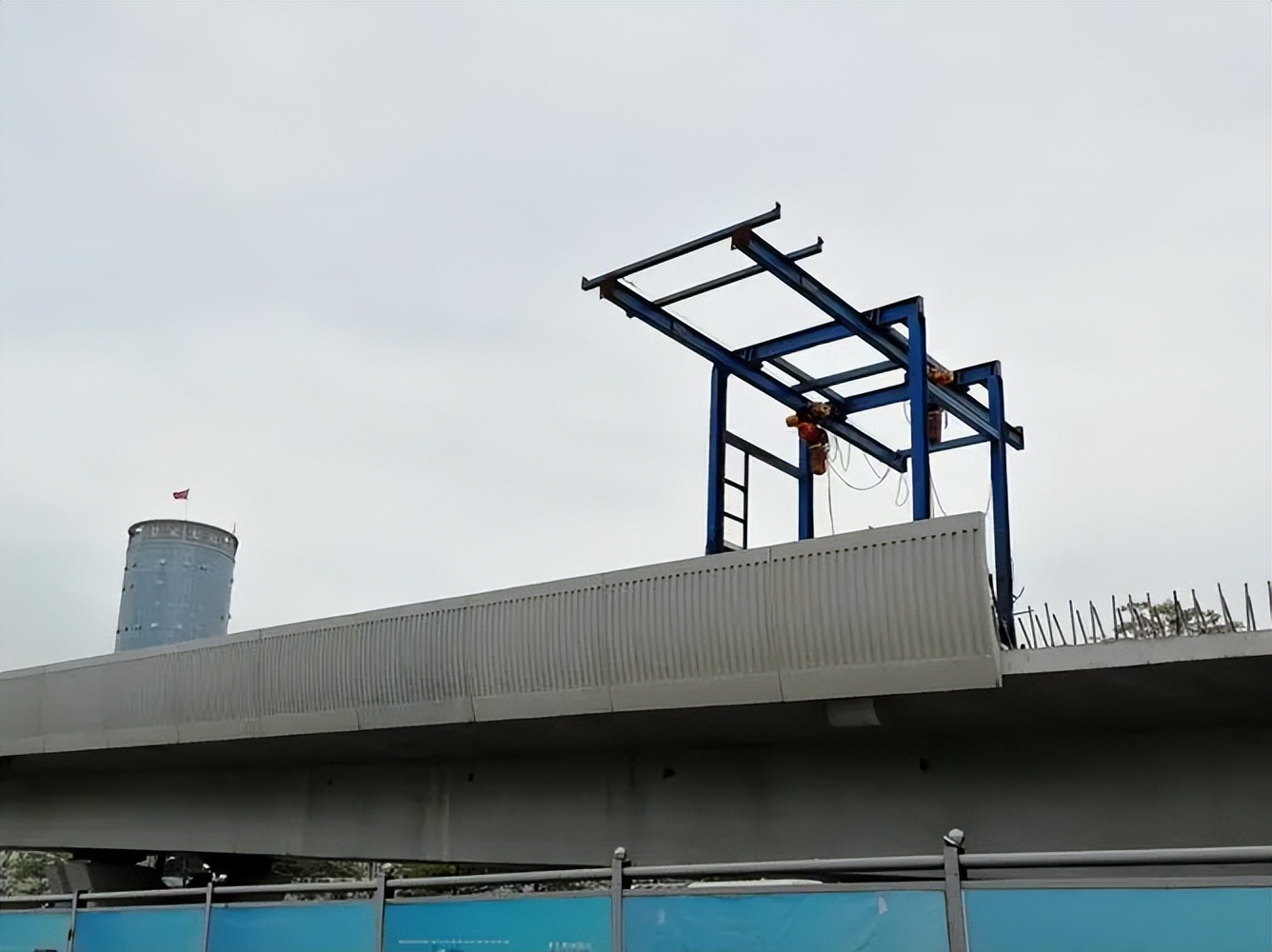 栏杆和护栏施工流程_桥梁上部结构施工_桥梁防撞墩