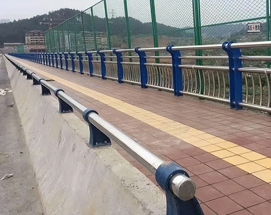 桥梁防撞墩_栏杆和护栏施工流程_桥梁上部结构施工