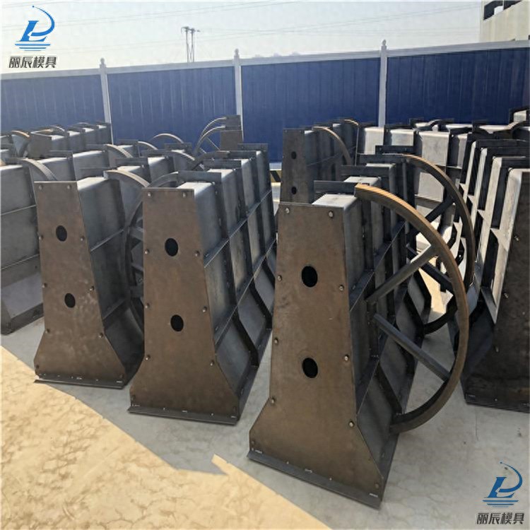 隔离墩模具：毫厘之间的匠心铸就道路安